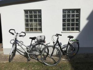 バート・ヴェーリスホーフェンにあるFühl dich wie daheimの建物前に駐輪した自転車3台