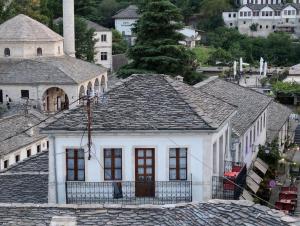uma casa branca no topo de um telhado em Duplex Apartment KANDILE em Gjirokastër