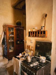 una cocina con fogones con ollas y sartenes. en Baben Home, en Siwa