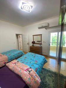 um quarto com 2 camas individuais e um espelho em Villa with private pool family’s only El Rehab cit em Cairo