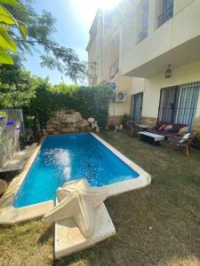 uma piscina com uma estrela-do-mar num quintal em Villa with private pool family’s only El Rehab cit em Cairo