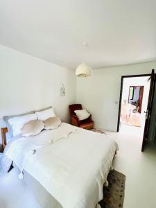 Ein Bett oder Betten in einem Zimmer der Unterkunft Maison à l’orée du bois