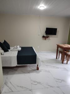 ルミアルにあるHotel Lumiarのベッド、テレビ、テーブルのある寝室