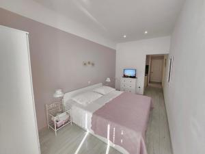 Posteľ alebo postele v izbe v ubytovaní Apartments Talija Podgora