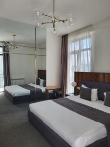 Pokój hotelowy z 2 łóżkami i żyrandolem w obiekcie Sololaki Inn w mieście Tbilisi City