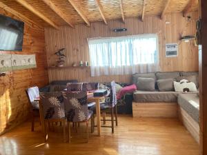 a living room with a table and a couch at Calbuco Cabaña Oro Rayado 4 dormitorios in Calbuco