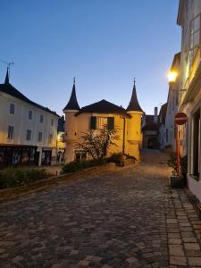 una calle adoquinada en una ciudad por la noche en Ferienwohnung Alter Brotladen, en Melk