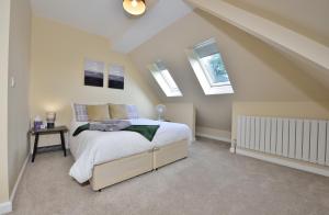 um quarto com uma cama e algumas janelas em Sky View em Winchester