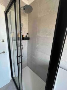 y baño con ducha y puerta de cristal. en Apartamento en Santander, en Santander
