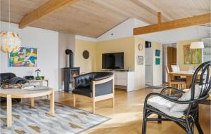 ein Wohnzimmer mit einem Sofa und einem Tisch in der Unterkunft 3 Bedroom Pet Friendly Home In Ebeltoft in Ebeltoft