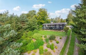 エーベルトフトにあるAwesome Home In Ebeltoft With 3 Bedrooms, Wifi And Saunaの庭園付きの家屋の空中風景
