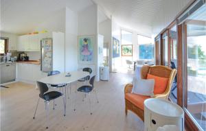 エーベルトフトにあるLovely Home In Ebeltoft With Wifiのキッチン、ダイニングルーム(テーブル、椅子付)
