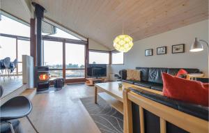 エーベルトフトにあるBeautiful Home In Ebeltoft With 4 Bedrooms, Sauna And Wifiのリビングルーム(ソファ、暖炉付)