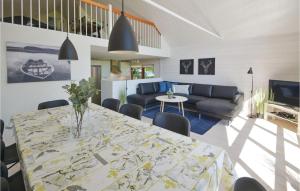 エーベルトフトにあるAwesome Home In Ebeltoft With 3 Bedrooms, Sauna And Wifiのリビングルーム(テーブル、ソファ付)