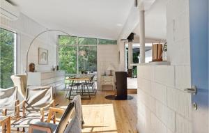 uma cozinha e sala de estar com mesa e cadeiras em Nice Home In Vejby With Kitchen em Vejby