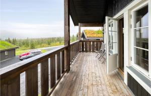 una puerta abierta en el porche de una casa en Gorgeous Home In Rn With House A Mountain View en Ron