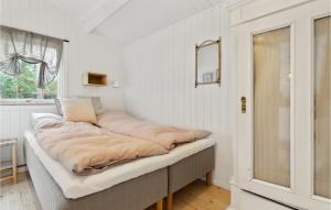 En eller flere senge i et værelse på 3 Bedroom Stunning Home In Skibby
