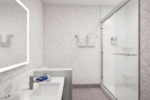 Koupelna v ubytování Holiday Inn Express & Suites Lima by IHG