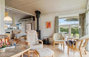 ein Wohnzimmer mit einem Tisch und Stühlen in der Unterkunft Lovely Home In Glesborg With Wifi in Fjellerup Strand
