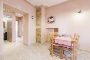 a kitchen and dining room with a table and chairs at Le Dimore di Diana in Venaria Reale