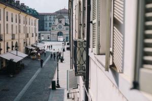 - Vistas a una calle de la ciudad desde un edificio en Le Dimore di Diana, en Venaria Reale