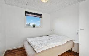 Cama en habitación blanca con ventana en Cozy Home In Hemmet With Kitchen, en Falen