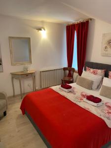 ein Schlafzimmer mit einem Bett mit einer roten Decke in der Unterkunft Mickey Mouse & Studio Mini in Zagreb