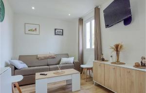 sala de estar con sofá y mesa en Stunning Apartment In Fatouville-grestain With Wifi, en Fatouville-Grestain