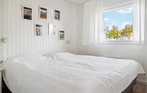 - une chambre blanche avec un lit blanc et une fenêtre dans l'établissement 3 Bedroom Beautiful Home In Vordingborg, à Vordingborg