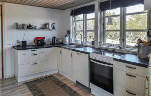 Kitchen o kitchenette sa Cozy Home In Anholt With Wifi