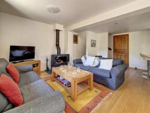 ein Wohnzimmer mit zwei Sofas und einem Kamin in der Unterkunft Chalet charmant au village avec cheminée, terrasse et parking - FR-1-688-57 in Méribel