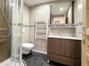 ein Badezimmer mit Toilette, Waschbecken und Dusche in der Unterkunft Chalet charmant au village avec cheminée, terrasse et parking - FR-1-688-57 in Méribel + 7 Fotos