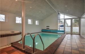 KnebelにあるBeautiful Home In Knebel With 4 Bedrooms, Wifi And Private Swimming Poolのバスタブ付きの家のスイミングプール