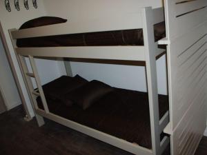 Un ou plusieurs lits superposés dans un hébergement de l'établissement Studio Brides-les-Bains, 1 pièce, 4 personnes - FR-1-512-217