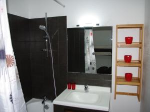 Salle de bains dans l'établissement Studio Brides-les-Bains, 1 pièce, 4 personnes - FR-1-512-217