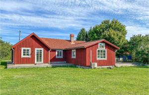法耶斯塔登的住宿－Stunning Home In Frjestaden With Wifi，院子里有红色屋顶的红色房子