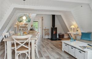 comedor y sala de estar con mesa y sillas en Gorgeous Home In Fars With Kitchen, en Farsø