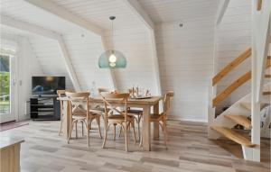 comedor con mesa de madera y sillas en Gorgeous Home In Fars With Kitchen, en Farsø