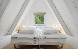 Duas camas num quarto branco com uma janela em Gorgeous Home In Fars With Kitchen em Farsø