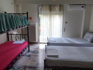 A bed or beds in a room at Vacations in Patra Rooms