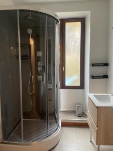 y baño con ducha de cristal y lavabo. en Superbe appartement face au Château - 2 chambres - Netflix/Canal+, en Sedan