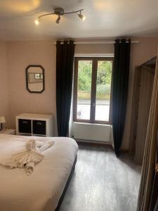 1 dormitorio con cama y ventana grande en Superbe appartement face au Château - 2 chambres - Netflix/Canal+, en Sedan