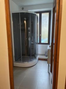 y baño con ducha de cristal y ventana. en Superbe appartement face au Château - 2 chambres - Netflix/Canal+, en Sedan