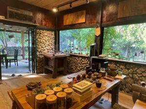 una stanza con un tavolo con dei barattoli sopra di Ha Giang Historic House & tour a Ha Giang