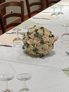 un ramo de rosas sentado sobre una mesa en La Rizza, en Bentivoglio