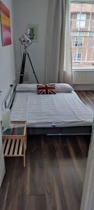 uma cama num quarto com uma janela em Location Location Location, Whole apartment for you! em Londres