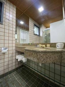 baño con 2 lavabos y espejo grande en Porto Real Resort - Ocean Front View, en Mangaratiba