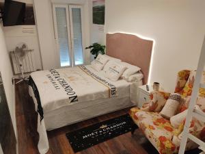1 dormitorio con 1 cama, 1 silla y 1 sofá en Gran Reserva Suites centro alojamiento entero, en Logroño