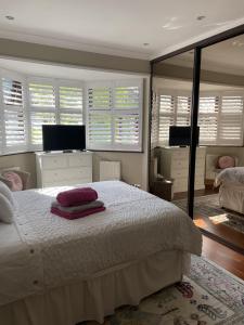sypialnia z białym łóżkiem z 2 poduszkami w obiekcie Stunning double bedroom Greenwich London, w Londynie