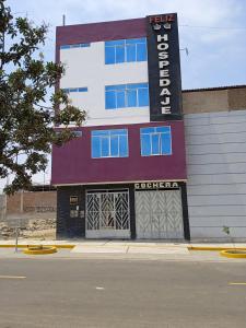 een gebouw met een bord aan de zijkant bij Hospedaje Feliz in Chimbote